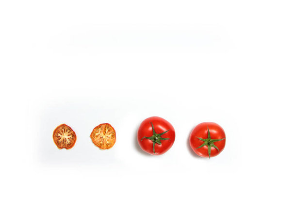 frische Tomaten und getrocknete Tomaten isoliert auf weißem Hintergrund flach liegen. Bild enthält Kopierraum - Foto, Bild