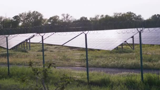 Panele słoneczne ogrodzone drutem kolczastym. Baterie słoneczne. Powiększenie - Materiał filmowy, wideo