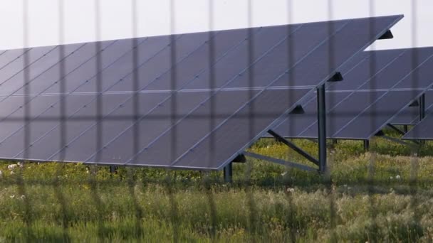 Panele słoneczne ogrodzone drutem kolczastym. Baterie słoneczne. Powiększenie - Materiał filmowy, wideo