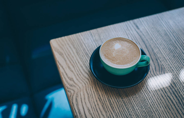 Kopje koffie op een rustieke houten tafel in een café. Plaats voor tekst. - Foto, afbeelding
