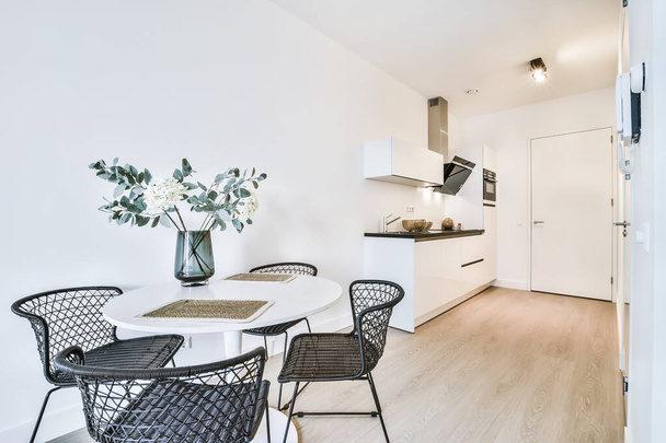Open keuken en eetkamer zone in modern appartement - Foto, afbeelding