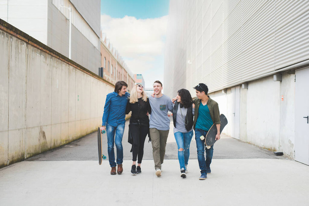 Группа многонациональных друзей на открытом воздухе ходьба обнимает социализации и весело провести время вместе - Фото, изображение