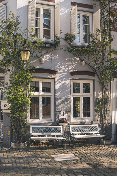 A vertical shot of glass-window of a classic house with pavement street - Fotografie, Obrázek
