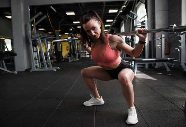 Plan complet d'une femme de remise en forme faisant squats avec haltère, espace de copie - Photo, image
