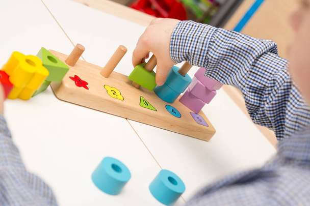 Lernen Zählen, Formen und Farben. Montessori-Modell. Holzspielzeug. Einrichtung für Kinder zur Entwicklung feinmotorischer Fähigkeiten, logisches Denken durch Spiel. - Foto, Bild