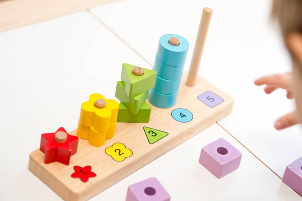 Počítání, tvary a barvy. Montessori typ implementovat. Dřevěné hračky. Provádět pro děti rozvíjet jemné motorické dovednosti, logické myšlení prostřednictvím hry. - Fotografie, Obrázek