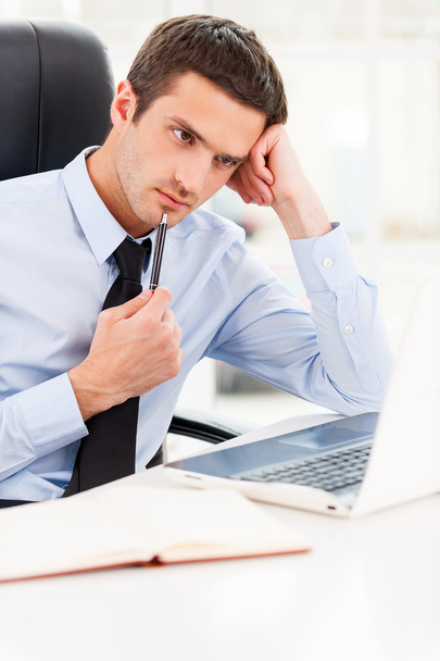 Man in shirt and tie looking at laptop - Φωτογραφία, εικόνα