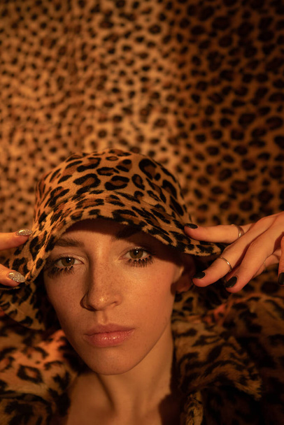 Woman wearing total leopard look looking to the camera at the studio - Zdjęcie, obraz