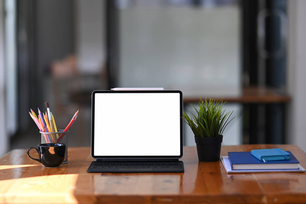 Tablette maquette avec clavier sans fil, papeterie et bloc-notes sur bureau en bois. - Photo, image