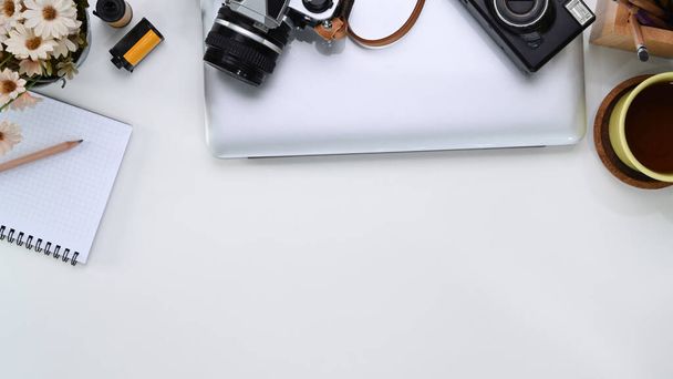 Felett kilátás fotós munkahely laptop, notebook, kamera, tartozékok és másolás helyet fehér asztalon. - Fotó, kép