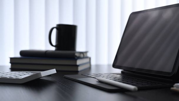 Крупний планшет, калькулятор книг і чашка кави на темному сучасному офісному столі
. - Фото, зображення