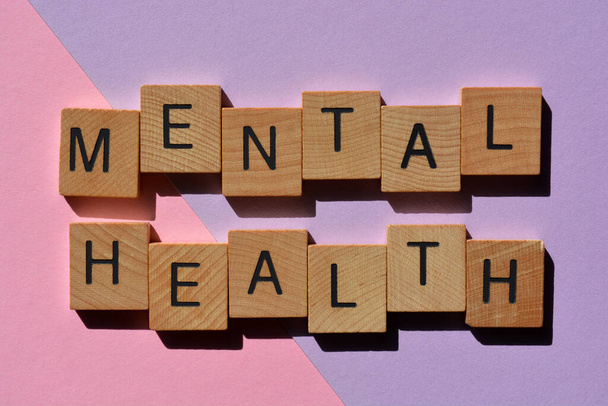 Geestelijke gezondheid, zin in houten alfabet letters geïsoleerd op kleurrijke achtergrond - Foto, afbeelding