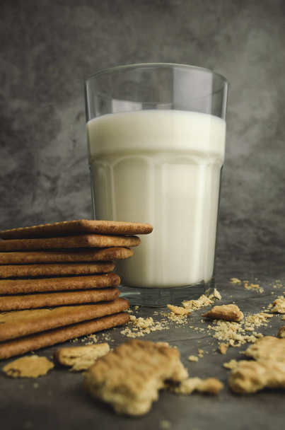 склянка молока з печивом і текстурованим фоном
 - Фото, зображення