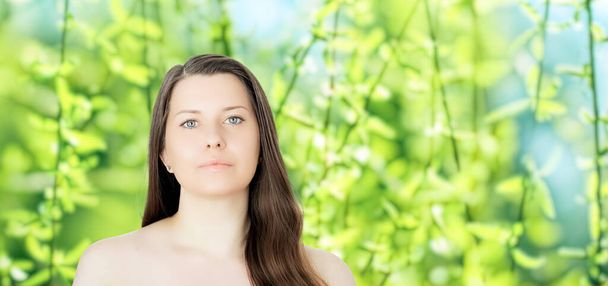 Schönheitsporträt einer jungen Frau für natürliche Hautpflege und Kosmetikmarke, Frühlingsnatur im Hintergrund als Wellness-, Gesundheits- und Bio-Schönheitskonzept - Foto, Bild
