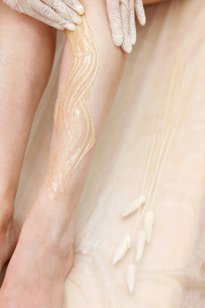 depilação de pasta de pernas para shugaring close-up - Foto, Imagem