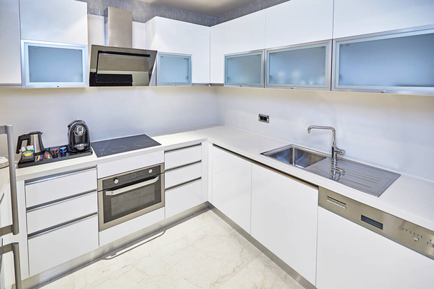 interieur design schone keuken voor thuis, hotel en bedrijf met witte kast - Foto, afbeelding