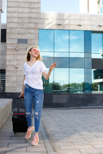 kobieta z bagażem na soli w lecie na lotnisku - Zdjęcie, obraz