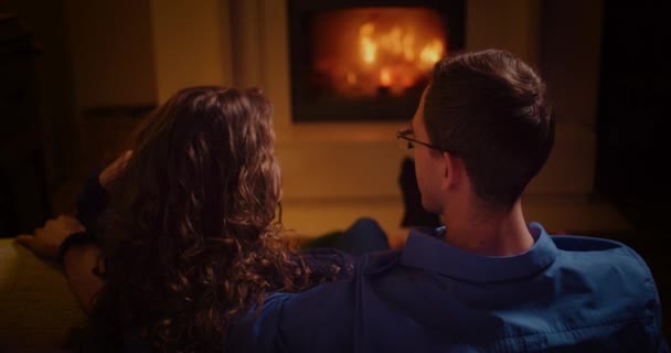 Αγαπώντας ζευγάρι ξοδεύουν χρόνο μαζί μπροστά από το τζάκι - Πλάνα, βίντεο