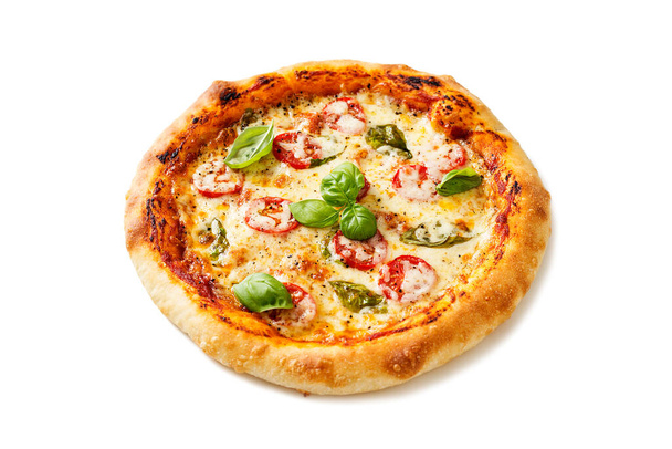 Frische hausgemachte italienische Pizza Margherita mit Mozzarella, Kirschtomaten und frischen Basilikumblättern. isoliert auf weißem Hintergrund - Foto, Bild