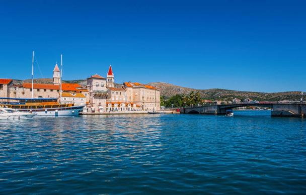 Trogir, Chorwacja. Słoneczna promenada wzdłuż molo starego weneckiego miasta, wybrzeże Dalmacji w Chorwacji. wrzesień 2020 - Zdjęcie, obraz