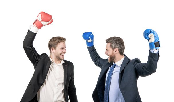 szczęśliwy dwóch biznesmenów w rękawicach bokserskich świętować sukces odizolowany na biały, sukces biznesowy. - Zdjęcie, obraz