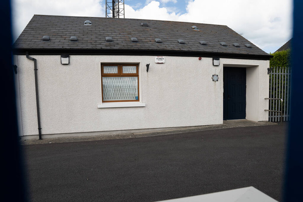 Clogherhead, Condado de Louth, Irlanda, 17 de mayo de 2021. Vista frontal de la estación Clogherhead Garda en el Condado de Louth, estación de policía local. - Foto, Imagen