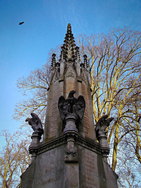Памятник павшим сыновьям-героям франко-германской войны 1870 / 71 - Фото, изображение