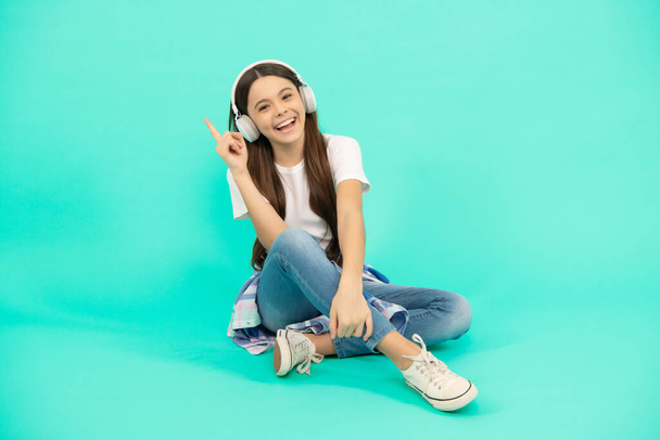 menina feliz adolescente ouvir música em fones de ouvido sem fio, nova tecnologia. - Foto, Imagem