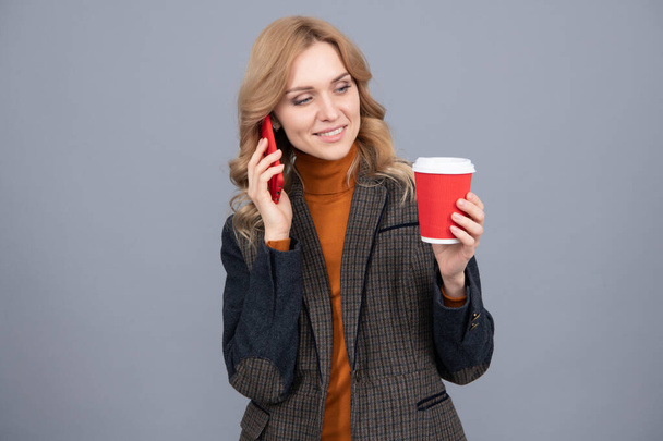 Łączę się z kimś. Kobieta rozmawia przez telefon pijąc kawę. Szczęśliwa bizneswoman prowadzi rozmowę. Dzwonię. Nowoczesny styl życia. Komunikacja mobilna. dobry i produktywny poranek. - Zdjęcie, obraz