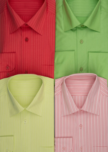Новая рубашка в витрине магазина или склада. Унисекс разноцветная одежда. Продажа, скидки, промоакции. Красный, зеленый, розовый, желтый цвета - Фото, изображение