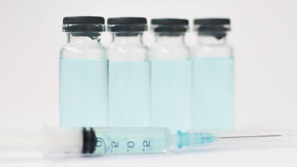 Lékařské ampulky a inzulínová stříkačka izolované na bílém pozadí, vakcinační koncept - Fotografie, Obrázek
