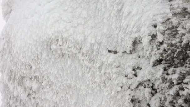 Couches de neige s'accumulant sur la roche par temps froid orageux dur en hiver. chute de pierre tempête sastrugi neige de montagne glace surface glacée vent glacé vents venteux nature blanc premier gel plaine de montagne gros plan pente crête collines vallonnées sommet. - Séquence, vidéo