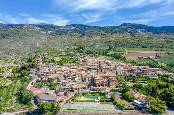 Panoramatický výhled na město Loarre Aragon Huesca Španělsko, popředí kostela San Esteban, staré domy, úzké ulice, v pozadí hradu - Fotografie, Obrázek