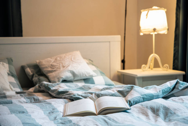 Konforlu yatak odası ayrıntıları açık kitaba odaklan - Fotoğraf, Görsel