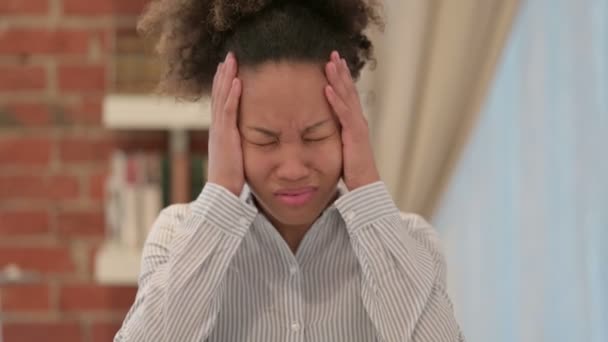 Портрет афроамериканской женщины, страдающей головной болью  - Кадры, видео