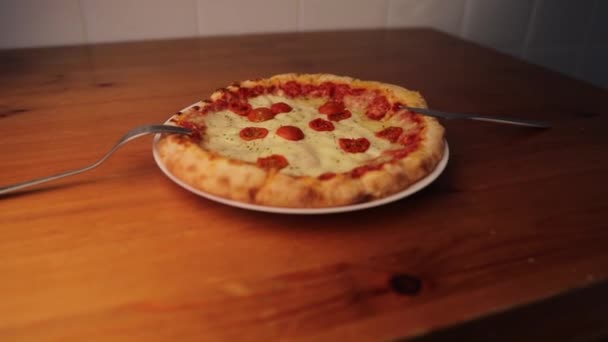 Muotokuva margherita pizza lautasella puinen pöytä. - Materiaali, video