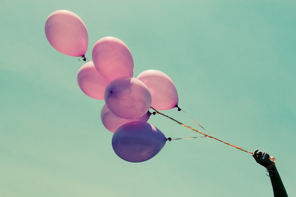 roze ballonnen in de hand. - Foto, afbeelding