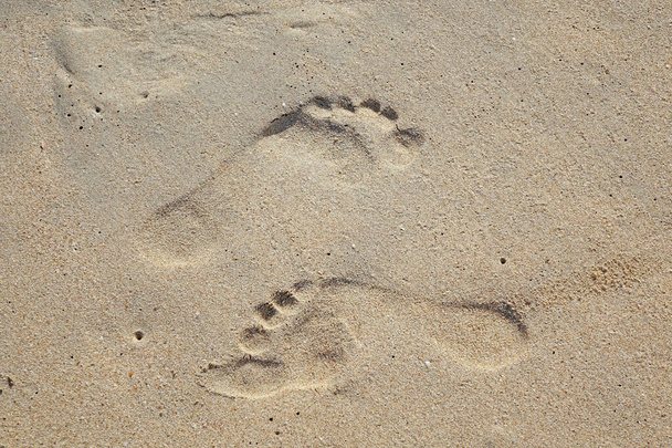 Fußabdrücke im Sand, selektiver Fokus - Foto, Bild