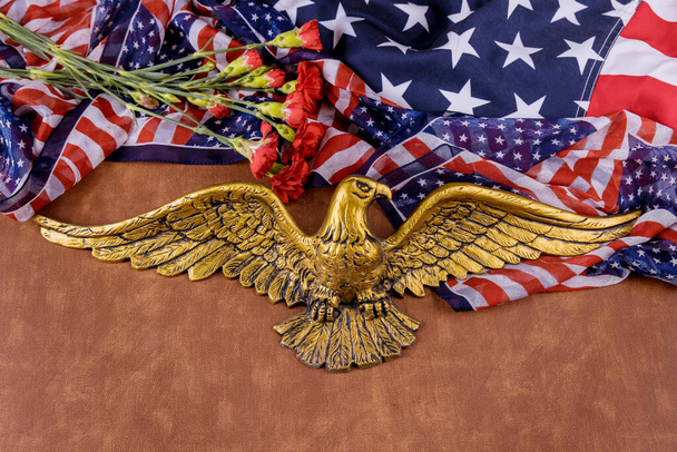 Americká vlajka v den památníku čest respektovat vlastenecké vojenské USA v růžové karafiáty v americkém Orel plešatý - Fotografie, Obrázek
