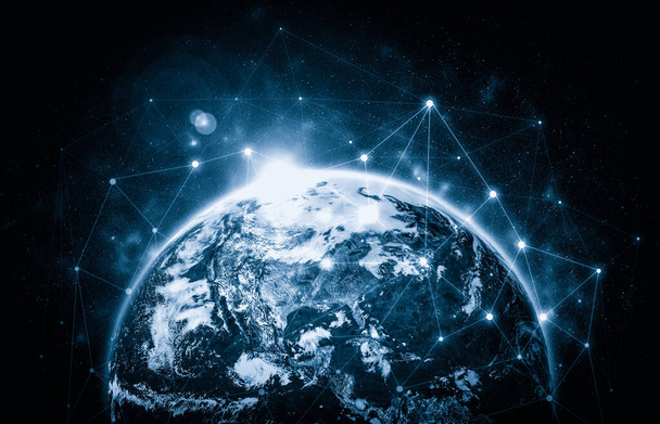 Wereldwijde netwerkverbinding over de aarde met lijnen van innovatieve perceptie - Foto, afbeelding