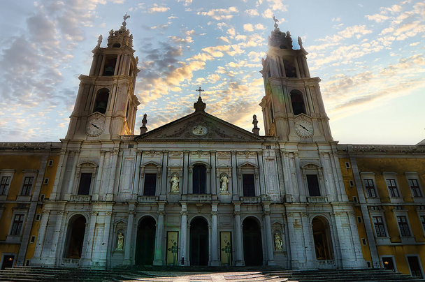 Blick auf ein historisches Gebäude in mafra portugal - Foto, Bild