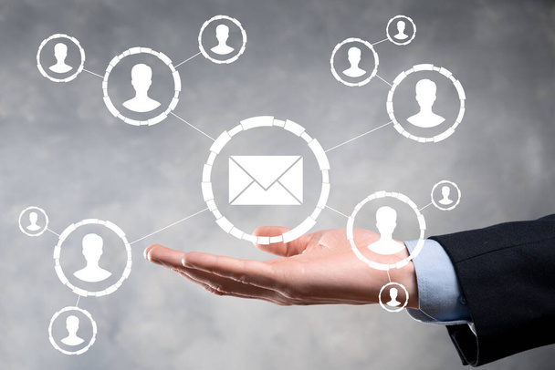 電子メールおよびユーザーアイコン、署名、記号のマーケティングまたは時事通信の概念、図を送る電子メールを送る。事業における直接販売のスキーム。郵送の依頼者一覧 - 写真・画像