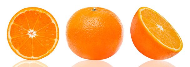 Целый апельсин, половина и ломтик, изолировать на белом фоне с обрезкой пути. - Фото, изображение