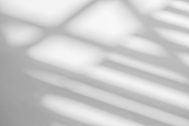 Абстрактная тень и полосатый светлый размытый фон на белой стене из окна, архитектура темная и солнечная. - Фото, изображение