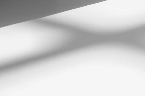 Sombra abstrata e listrado diagonal luz embaçamento fundo na parede branca da janela, arquitetura cinza escuro e sol diagonal efeito geométrico sobreposição para pano de fundo e mockup desig - Foto, Imagem