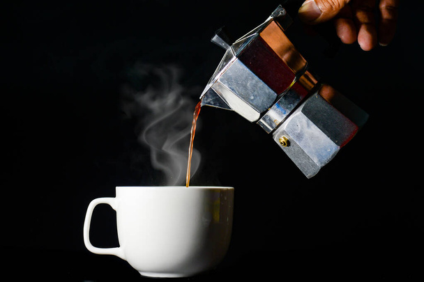 imagen recortada del hombre vertiendo café en la taza - Foto, imagen
