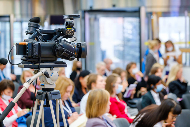 Oříznout videografa nahrávání videa během obchodního semináře - Fotografie, Obrázek