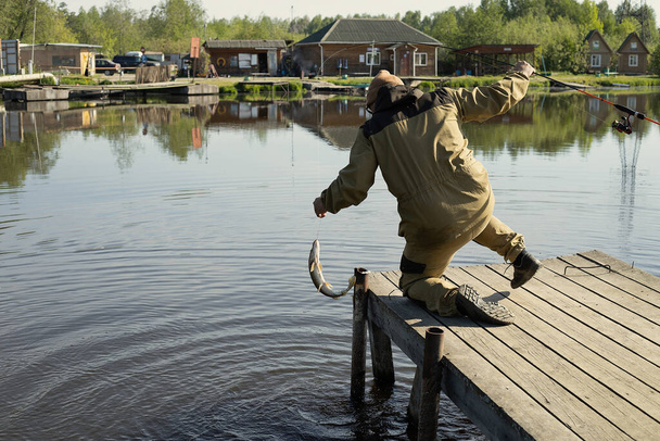 Rybářský prut jezero rybář muži sport léto lákat západ slunce voda venkovní východ slunce ryby - Fotografie, Obrázek