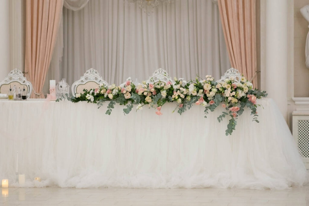 Mesa principal em uma recepção de casamento com belas flores. Dia do casamento. Casamento decoations com flores rosa. - Foto, Imagem