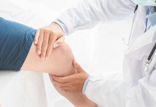 Physiothérapeute faisant un traitement curatif sur la jambe du patient. concept de physiothérapie sportive, bannière panoramique - Photo, image